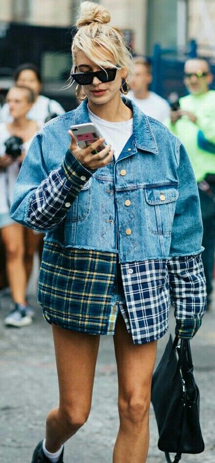 Denim. Hailey Baldwin Denim Jacket Diy, Street Grunge, Grunge Denim, Street Style New York, Socks Outfit, Look Grunge, Custom Denim Jacket, Look Jean, Walking Down The Street