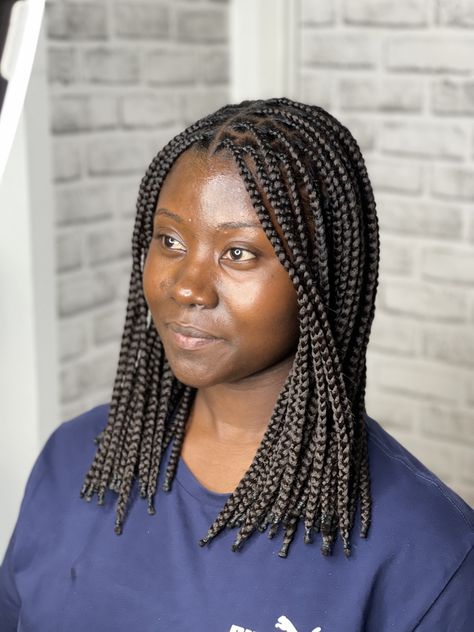 Short Knotless braids with a blunt cut Bob Length Box Braids, Short Knotless Twist, Short Single Braids, Knotless Short Braids, Shoulder Length Knotless Braids, Short Knotless Box Braids, Bob Knotless Braids, Knotless Braid Hairstyles, Short Box Braids Bob