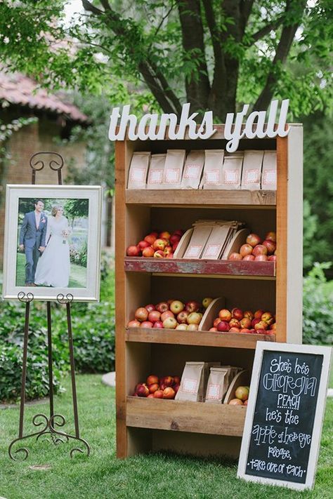 Fresh Fruit Edible Wedding Favors Wedding Planning Details, Apple Wedding, Fruit Wedding, Last Minute Wedding, Edible Wedding Favors, Wedding Themes Fall, Fruit Decorations, Wedding Favors Cheap, Fall Wedding Decorations