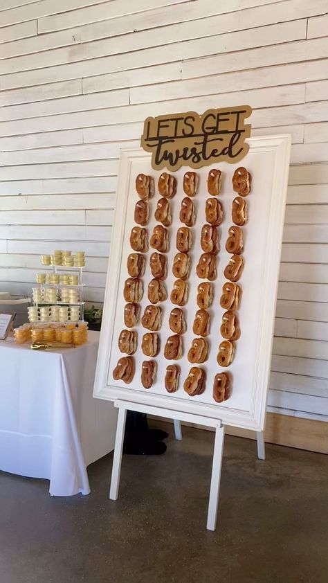 Diy Pretzel Wall, Pretzel Board Wedding, Pretzel Bar Wedding, Pretzel Wall, Pretzel Dips, Pretzel Wedding, Wedding Pretzels, Polaroid Wedding, Pretzel Dip