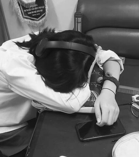 Laying In Bed With Headphones Aesthetic, Headphone Profile Pic, Headphone Aesthetic Girl, Headphones On Aesthetic, Pfps With Headphones, Black Aesthetic Headphones, Musik Aesthetic Pict, Headphone Girl Aesthetic, Girl With Headphones Aesthetic