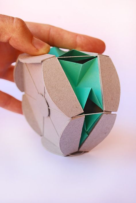 Kinetic Paper Sculpture, Origami Architecture Concept, Kinetic Origami, Moving Origami, Interactive Packaging, Packaging 2023, Models Architecture, Origami Paper Folding, Geometric Lamp