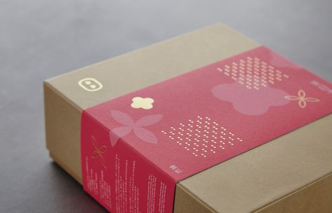 Cny Hampers Packaging Design, Chinese Packaging, Bakery Packaging Design, Packaging Graphic Design, Tea Packaging Design, Chinese New Year Design, Day Lilies, Branding Design Packaging, Gift Box Design