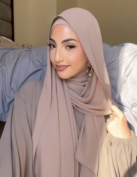 flowy full coverage non tight hijab style inspiration Full Coverage Hijab Styles, Tight Hijab Style, Hijab With Hair Showing, Flowy Hijab Style, Flowy Hijab Tutorial, Full Coverage Hijab, Jersey Hijab Style, Eid Outfits Ideas, Hijab Fits