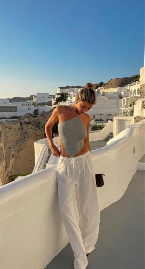 Greece Santorini Aesthetic, Greek Outfit Ideas, Summer Travel Fashion, Santorini Aesthetic, Santorini Fashion, Greek Outfit, Santorini Outfit, Greece Girl, Grecia Santorini