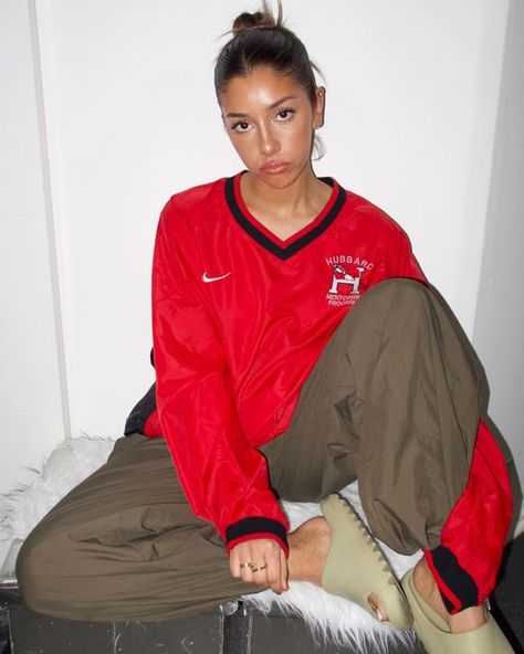 N on Instagram: "Digital cam make it better" Jersey Street Style, Sportwear Outfit, Football Jersey Outfit, Outfit Inso, Jersey Outfit, Red Fits, Style Streetwear, Material Girls, Casual Style Outfits