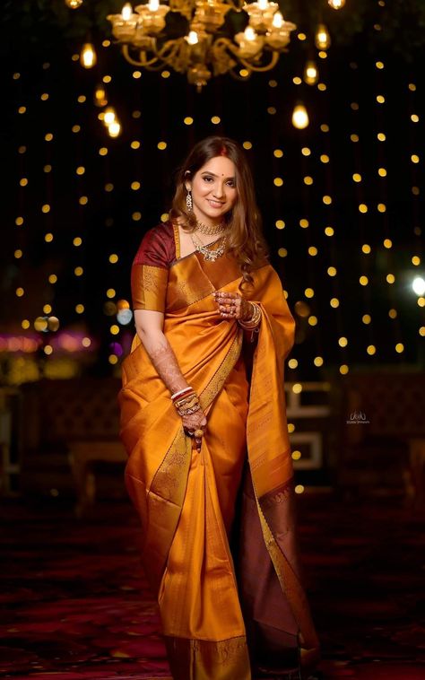 Bengali Saree Traditional, Orange Bridal Saree, Engagement Saree Look, Bengali Marriage, Orange Silk Saree, Kolkata Wedding, Saree Pose, Engagement Saree, Wedding Guest Makeup