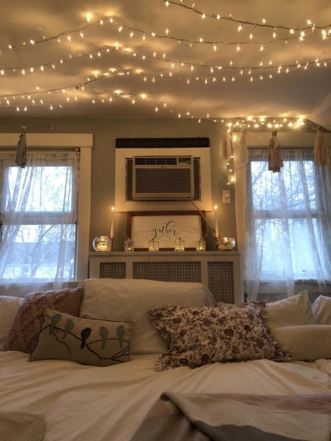 Cozy Party Aesthetic, Cozy Bday Party, Living Room Sleepover Ideas, Sleepover Ideas Birthday, Living Room Sleepover, Fairy Light Ceiling, Cozy Party, String Lights In The Bedroom, Fairy Lights Bedroom