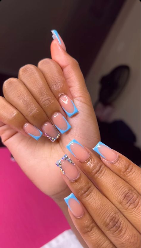 Pretty Back To School Nails, Blue French Tip Design Nails, Sky Blue Nails Short Square, Cute Sky Blue Nail Ideas, Light Blue And White French Tip Nails, Blue Outline French Tip Nails, Neon Blue Nails French Tips, Cute Summer Nail Designs Square, Nails Acrylic For Birthday