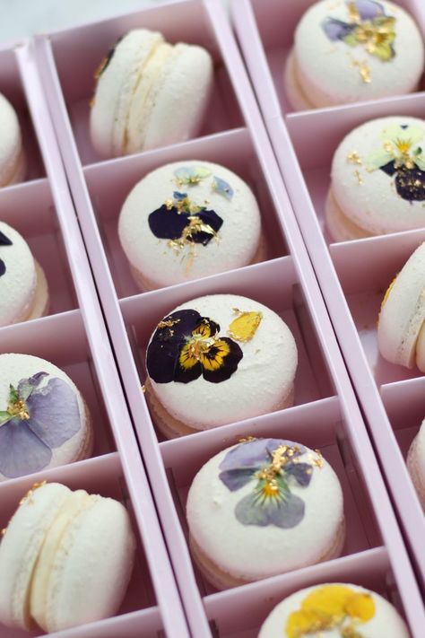 Our pressed flower macarons with gold leaf! Our best seller and everyone's favourite gift to receive! Flower Macarons, Macaroon Packaging, Vegan Macarons, Wedding Macarons, Flower Desserts, Garden Party Bridal Shower, Macaron Tower, Wedding Cake Prices, Romantic Wedding Cake