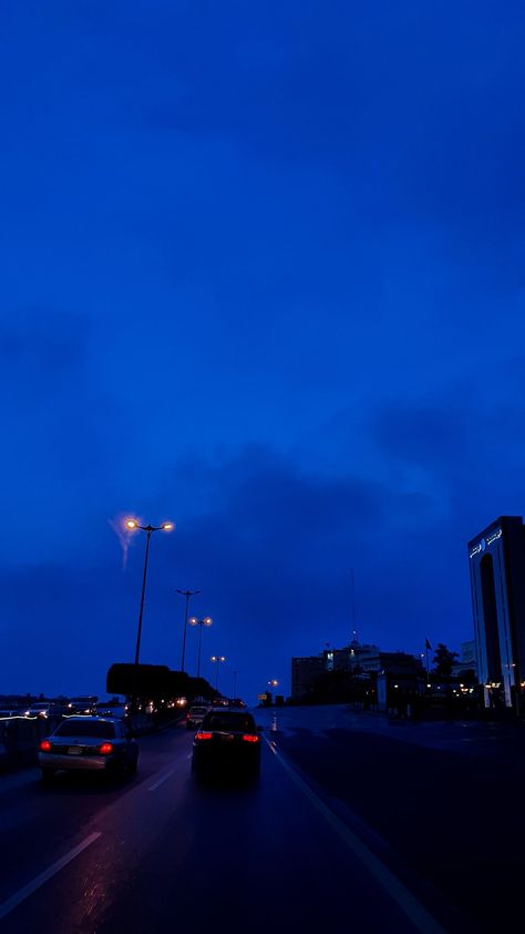 Blue Hour Photography, Photo Bleu, Blue Aesthetic Dark, Dark Blue Wallpaper, Everything Is Blue, Night Scenery, Pretty Landscapes, Night Vibes, Pretty Sky