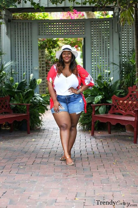 STYLECASTER | Beach Outfit Ideas That Go Far Beyond Swimsuits and Sunnies Outfit Plage, Beach Outfit Plus Size, Key West Outfits, Plus Size Outfits Casual, Plus Size Clothing Stores, Plus Size Tips, Moda Curvy, Plus Size Summer Outfits, Stylish Plus