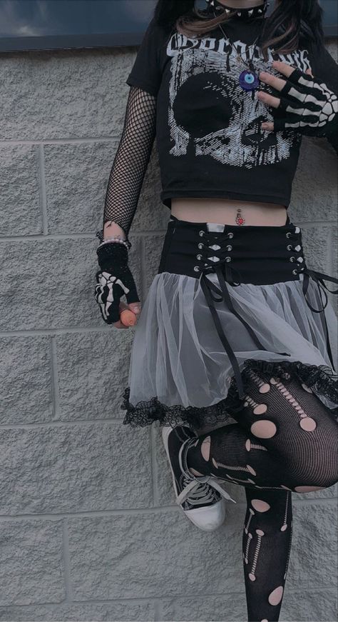 my fit<3 ig: teefgrl Emo Tomboy, Skull Outfit, Emo Goth Aesthetic, Drawing Ideas References, Pink Grunge, Sally Face Game, Goth Outfit, Arte Punk, Trad Goth