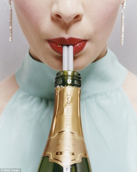 Mode Editorials, Wine Photography, Champagne Bottles, Foto Art, Disco Party, Red Lipstick, Sparkling Wine, Pics Art, New Years Eve