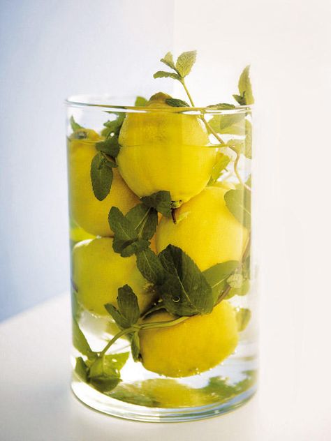 Get inspired by our home decorating ideas with lemons! Vase fillers, name cards, flower arrangements...Lemons would add an unique twist to any table Lemon Tablescape, Lemon Table Decor, Lemon Vase, Lemon Centerpieces, Lemon Themed Bridal Shower, Deco Fruit, Summer Table Decorations, Vase Deco, Summer Centerpieces