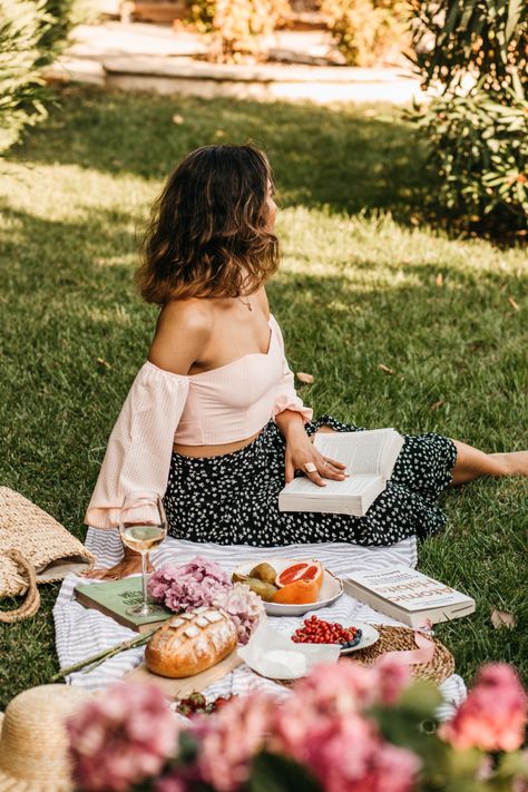 Aesthetic Photoshoot Couple, Picnic Aesthetic Photoshoot, Picnic Photoshoot Ideas, Picnic Aesthetics, Cottagecore Photoshoot, Picnic Outfit Summer, Whimsical Photoshoot, Picnic Date Food, Picnic Photo Shoot