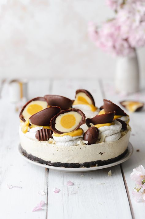 Vegan Creme Egg Cheesecake - Vegan Desserts - Addicted to Dates Sugar Free No Bake Desserts, Dairy Free Dessert Easy, Vegan Easter Recipes, Creme Eggs, Gluten Free Easter, Gluten Free Dairy Free Dessert, Cheesecake Vegan, Vegan Biscuits, Birds Nests