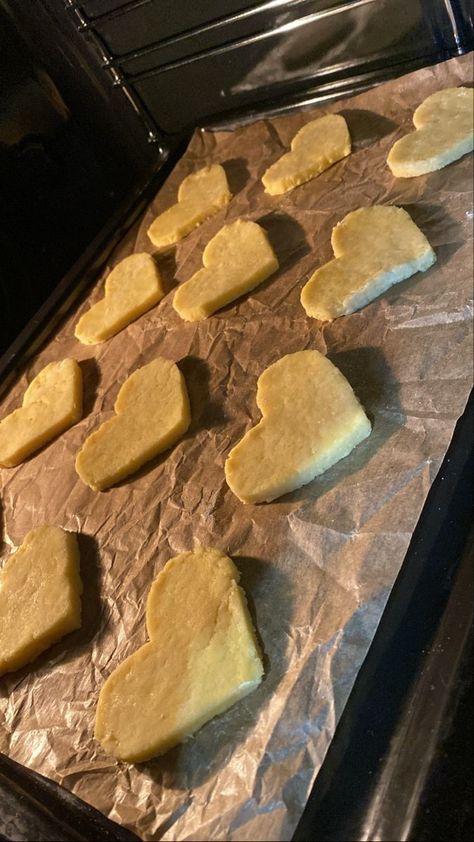 Cookies In Oven, Baking Aesthetic, Heart Shaped Food, Food Captions, Bakers Gonna Bake, Food Art Photography, Baking Party, Yummy Dessert, Heart Cookies