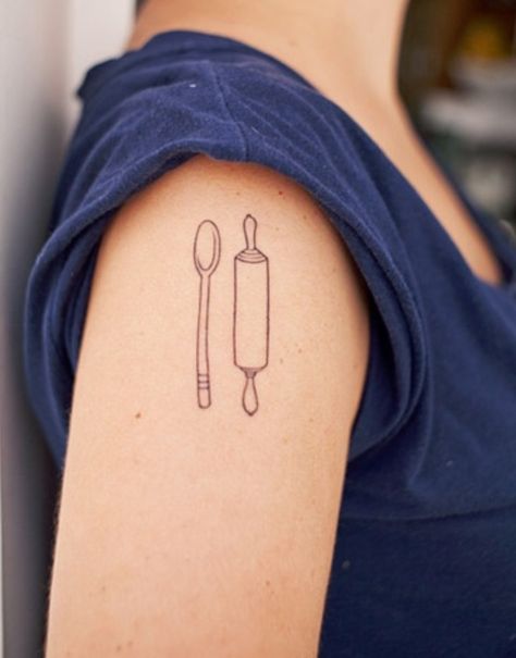 Rolling pin and spoon tattoo... maybe a whisk instead of spoon? Cook Tattoo, Baking Tattoo, Cooking Tattoo, Baker Tattoo, Chef Tattoo, Minimalistic Tattoos, Tattoos Infinity, Food Tattoos, Tattoos Skull