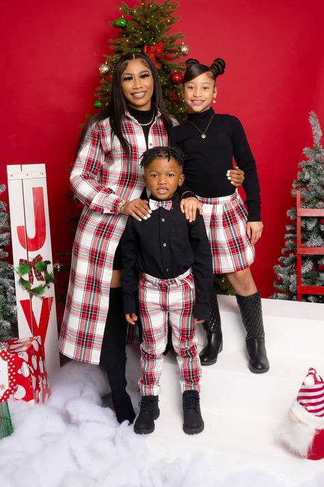 Holiday Photos Black Family, Mother Daughter Christmas Outfits, Family Valentines Day Photoshoot Outfits, Christmas Outfit Ideas For Family Photos, Black Kids Christmas Photoshoot, Christmas Photos Black Family, Black Family Photoshoot Christmas, Black Family Valentines Day Photoshoot, Black Family Christmas Photos