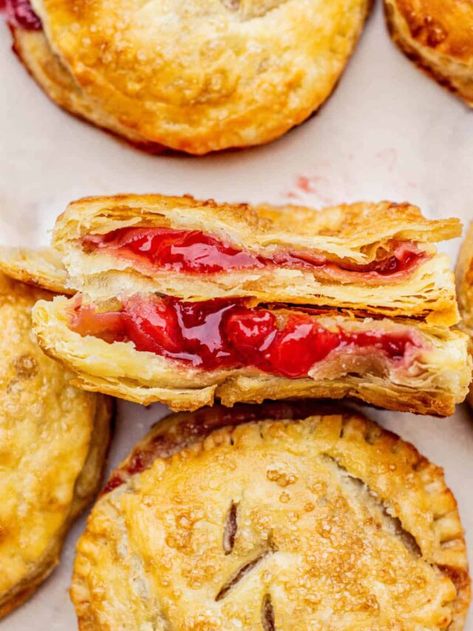 Baked Hand Pies Recipes, Hand Pie Crust Recipe, Pie Crust Recipe Butter, Fruit Hand Pies, Strawberry Hand Pies, Crumble Tart, Turnover Recipes, Buttery Pie Crust, Homemade Donuts Recipe