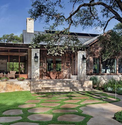 Frio Family Retreat-Shiflet Group Architects-23-1 Kindesign Stone Porches, Hill Country Homes, Casa Country, Modern Ranch, Country Retreat, House With Porch, Transitional House, Luxe Interiors, Farmhouse Exterior