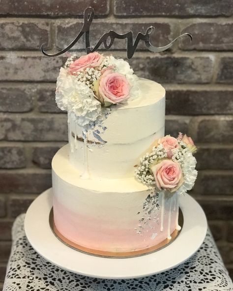 Pink ombre wedding cake with fresh blooms 2 Tier Engagement Cake Ideas, Simple Tiered Cake Birthday, Kek Kahwin 2 Tingkat, Pink Anniversary Cake, Simple Elegant Cake Designs, Simple Wedding Cake 2 Tier, Pink Ombre Wedding Cake, Ombre Wedding Cake, 25th Wedding Anniversary Cakes