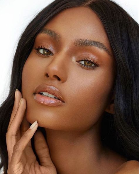 Photo via @lauramercier on Instagram Poses For Beauty Shots, Beauty Shots Black Women, Natural Beauty Photoshoot, Medium Skin Makeup, Sydney Harper, Sydney J Harper, Tan Skin Makeup, Brown Girls Makeup, Make Up Inspiration