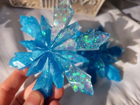 Resin Snowflakes, Ornaments Christmas Tree, Christmas Tree Hanging, Snowflake Ornaments, Ornaments Christmas, Blue Glitter, Christmas Baubles, Flower Shape, Resin Crafts