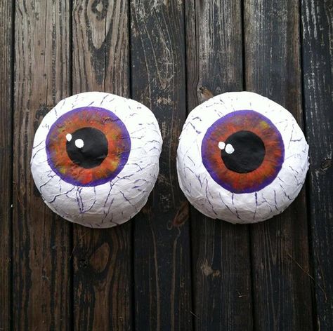 Paper mache eyeballs Oshc Activities, Crafts For Room, Shrek Party, Paper Mache Projects, Paper Mache Mask, Creepy Faces, Creepy Halloween Decorations, Paper Mache Art, Paper Mache Crafts