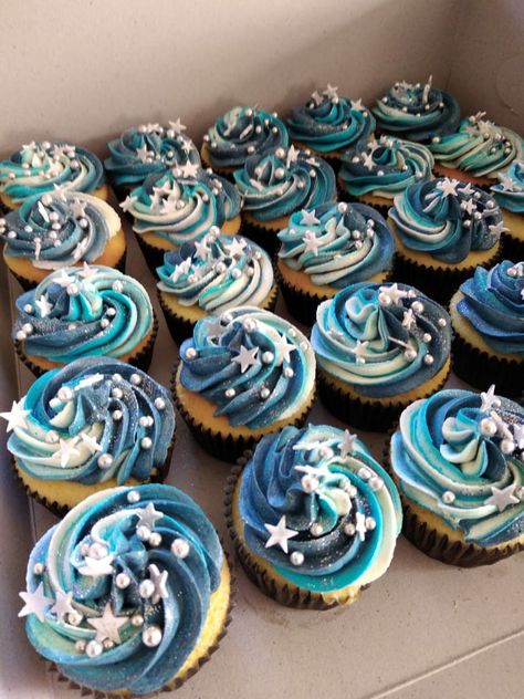 Mama Mia Cupcakes, Mamma Mia Cupcakes, Quince Desserts, Blue Party Food, Mama Mia Theme, Beach Sweet 16, Quince Food, Blue Party Foods, Things With Friends