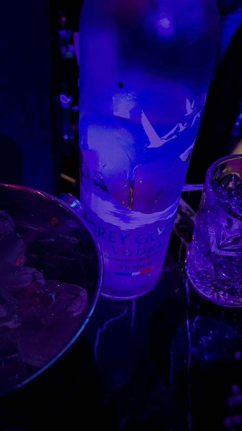 Fake Club Snaps, Vodka Snap, Liqueur Drinks, Night Club Aesthetic, Pretty Alcoholic Drinks, Nightclub Aesthetic, Alcohol Party, Nose Drawing, Alcohol Aesthetic