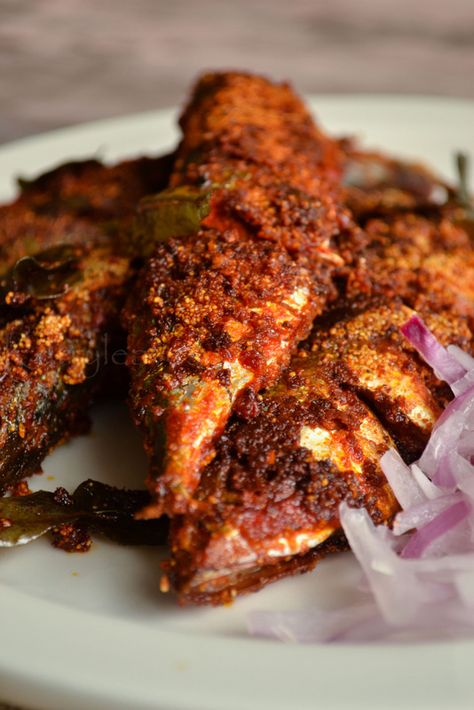 Masala Fish Fry, Indian Fish Recipes, Masala Fish, Fry Food, Mackerel Recipes, Fish Curry Recipe, Fried Fish Recipes, Prawn Recipes, Kerala Food