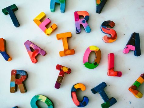 How to Make DIY Letter Crayons #DIY #Crayons Crayon Ideas, Custom Crayons, Diy Sauces, Crayon Letters, Name Crayons, Crayon Letter, Rainbow Crayons, Making Crayons, Personalised Placemats