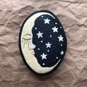 Painting Moon And Stars, Stars Painting, Painting Moon, Diy Rock Art, Paint Rocks, Stone Art Painting, Seashell Painting, Happy Stones, Painted Rocks Kids