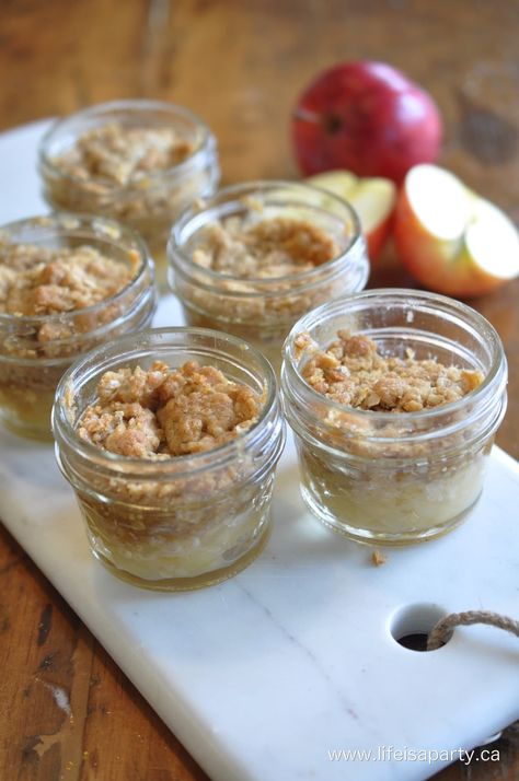 Apple Crisp in a Mason Jar -easy recipe and the perfect fall dessert made in mini mason jars. Serve warm with vanilla ice-cream. Mini Apple Crisp, Mason Jar Desserts Recipes, Delicious Apple Crisp, Christmas Baking Easy, Best Apple Crisp Recipe, Crisp Recipes, Best Apple Crisp, Mason Jar Desserts, Easy Apple Crisp Recipe