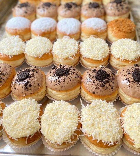 Donuts Packaging, Donat Glaze, Donut Flavors, Fruit Chip, Cake Cafe, Dessert Tea, Cute Baking, Sweet Bakery, Doughnut Recipe