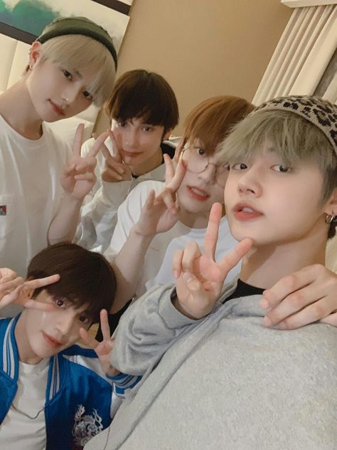 Leanla #detodo # De Todo # amreading # books # wattpad Txt Group Photo, Txt Group, Bts Insta, Mafia Game, Park Ji Min, Choi Yeonjun, Tomorrow X Together, Group Photo, Group Photos