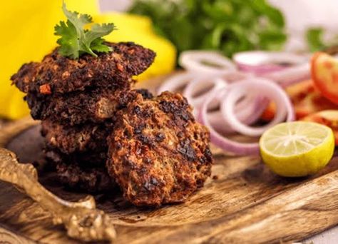 Chapli Kebab, Chapli Kabab, Meat Patties, Pakistan Food, Coriander Chutney, Kebab Recipe, Famous Food, Jeera Rice, Kebab Recipes