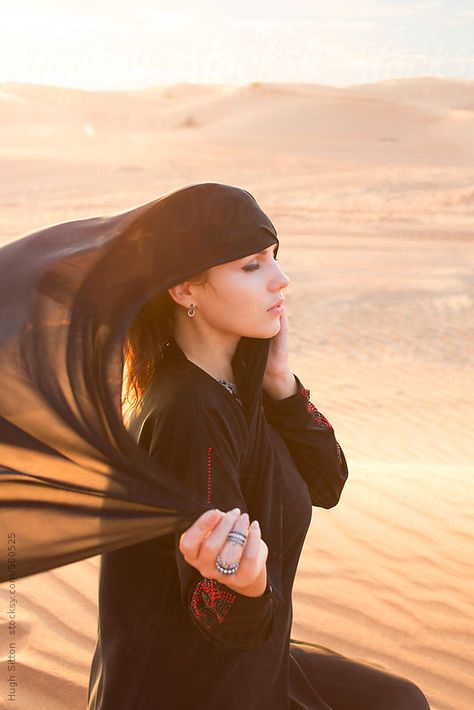 Arabian woman wearing traditional costume. Dubai desert. U.A.E. // by Hugh Sitton Dubai Desert Outfit, Arabian Eyes, Desert Photoshoot Ideas, Desert Photoshoot, Desert Photography, Arabian Women, Dubai Desert, Desert Fashion, Pre Wedding Poses