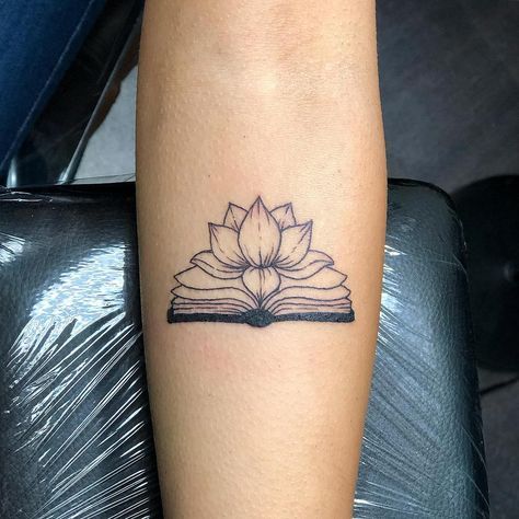 #tattoo #simpletattoo #lineworktattoo #lotustattoo #lotusflowertattoo #lotusflower #lotus #booktattoo #armtattoo #lakesidetattoo… Vintage Clock Tattoos, Small Lotus Tattoo, Bookish Tattoos, Literary Tattoos, Theme Tattoo, Line Work Tattoo, Lotus Tattoo, Tattoo Feminina, Book Tattoo