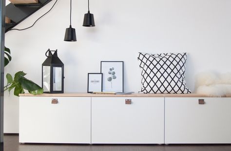 Aaaach, ist das irgendwie schön, dass ich hier und jetzt in diesem Beitrag mal nur über Interior und nicht zwischdurch, zwischendrin und gleichzeitig auch irgendwie über mich schreiben werde. Ich (… Small Space Storage Bedroom, Ikea Best, Bedroom Storage For Small Rooms, Besta Ikea, Bedroom Organization Storage, Above Couch, Ikea Bedroom, Small Space Bedroom, Ikea Besta