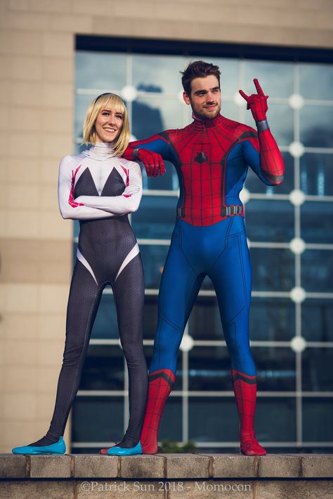 Gwen and Spiderman (Sony Marvel Disney) #cosplay |  Photo by Pat Sun at Momo Con 2018 Spiderman Poses, Spider Gwen Cosplay, Spiderman And Spider Gwen, Cosplay Couple, Couple Cosplay, Supergirl Cosplay, Spiderman Costume, Spiderman Cosplay, Black Spiderman