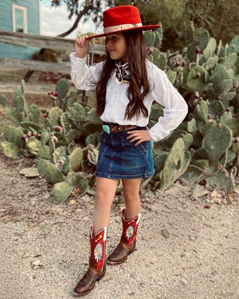 Kids Cowgirl Outfit, Girls Cowgirl Outfit, Western Dance Outfit, Cowgirl Boots For Kids, Country Western Dresses, Kids Western Wear, Western Tees, Rodeo Hat, Texas Gold