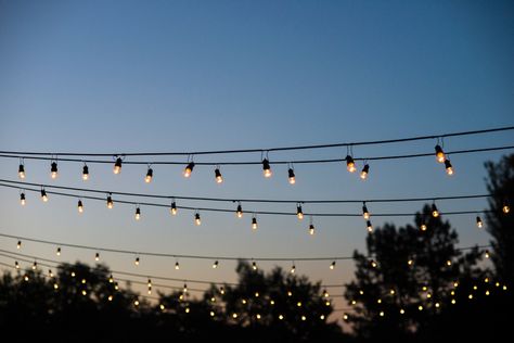 Light Bulbs in Wedding Reception, kermesse style. Country wedding. Martin Roig Ambientaciones. Shaadi Backdrops, 50s Vibes, Country Wedding Venues, Thailand Wedding, Edison Lighting, Couples Poses, Festoon Lighting, Wedding Vibes, Lawn Decor