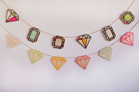 TELL: WOOD GEMSTONE GARLAND - Tell Love and Party Do It Yourself Quotes, Diy Gem, Diy Gemstone, Diy And Crafts Sewing, Tutorial Diy, Crafts For Teens, Cool Diy, Craft Videos, Crafts To Sell