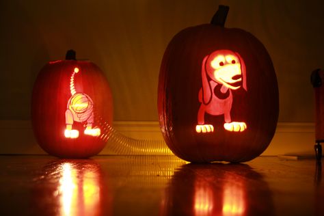 Slinky Dog from Toy Story Halloween Pumpkin (in the dark) Buzz Lightyear Pumpkin Carving, Toy Story Pumpkin Ideas Carving, Toy Story Pumpkin Carving, Buzz Lightyear Pumpkin, Toy Story Pumpkin, Halloween Pumkin Ideas, Pumkin Ideas, Disney Tree, Pumpkin Story