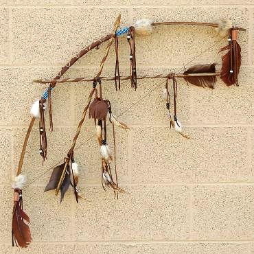 Traditional Native American Bow and Arrows. Native American Bow, Larp Props, Bow And Arrow Set, Native American Traditions, Plains Indians, Bow Arrow, Traditional Archery, Native American Crafts, Animal Symbolism