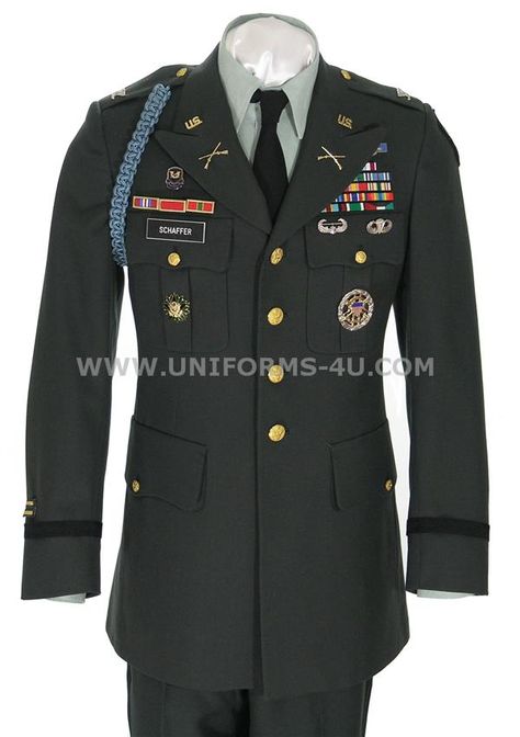 US Army officer Class A green uniform--jimmy just pinned this as "his style" :) Marine Corps Dress Blues, Army Service Uniform, Vintage Military Uniforms, Marines Uniform, Armadura Ninja, Us Army Uniforms, Green Uniform, Army Dress, Army Ranks