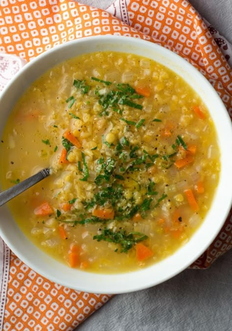 Lentil Soup No Tomatoes, Easy Bean Soup, Healthy Fall Soups, Red Lentil Soup Recipe, Holiday Roasts, Garlic Puree, Diner Recept, Lentil Soup Recipes, Red Lentil Soup